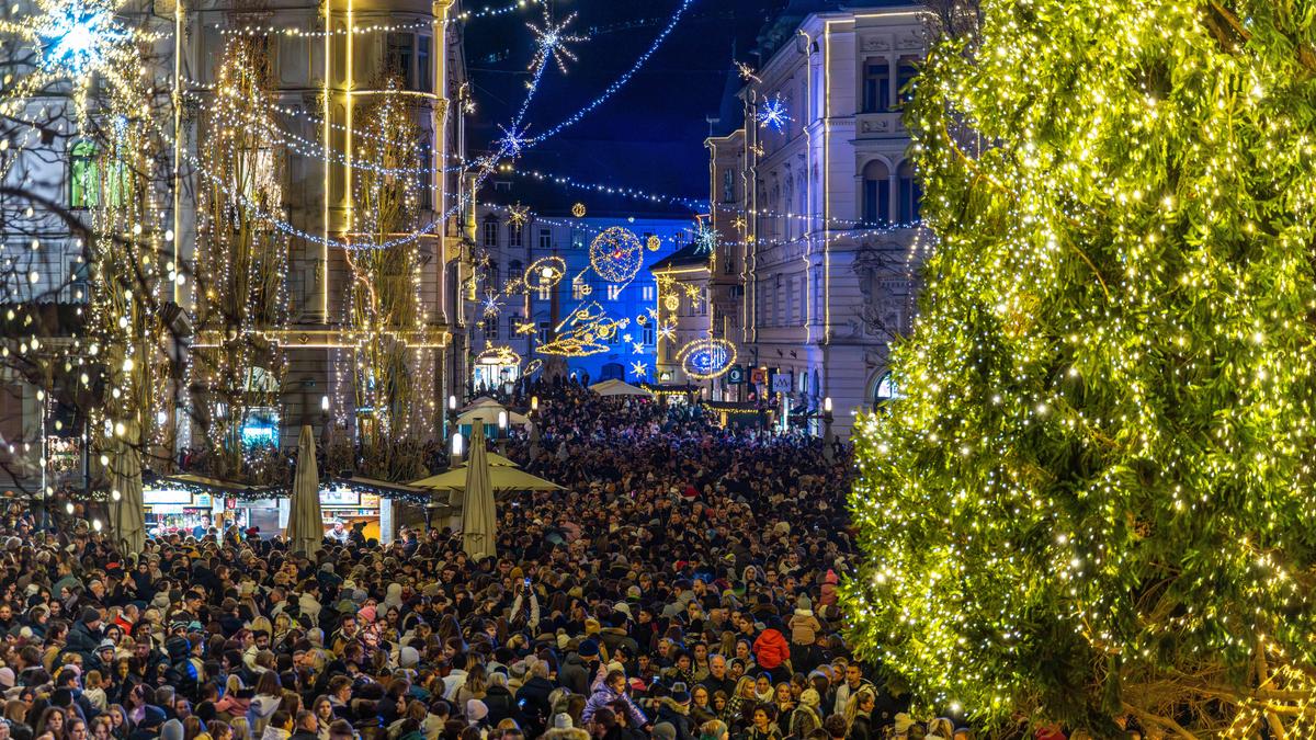 Weihnachtliche Lichterzeremonie lockte Tausende in die Altstadt von Ljubljana.