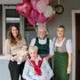 Fünf Generationen vereint: Urenkelin Stefanie Tomaschitz (30) mit Ururenkelin Marie (2,5 Monate), Tochter Maria Pölzl (79), Enkelin Renate Tomaschitz (55 Jahre) (v.l.) mit der Jubilarin Maria Pock (100) 