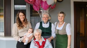 Fünf Generationen vereint: Urenkelin Stefanie Tomaschitz (30) mit Ururenkelin Marie (2,5 Monate), Tochter Maria Pölzl (79), Enkelin Renate Tomaschitz (55 Jahre) (v.l.) mit der Jubilarin Maria Pock (100) 