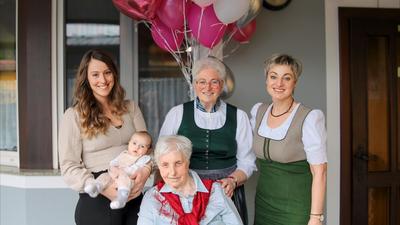 Fünf Generationen vereint: Urenkelin Stefanie Tomaschitz (30) mit Ururenkelin Marie (2,5 Monate), Tochter Maria Pölzl (79), Enkelin Renate Tomaschitz (55 Jahre) (v.l.) mit der Jubilarin Maria Pock (100) 