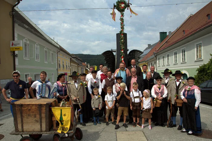 Seit heute steht die Feyung am Kiki Kogelnik Brunnen am Hauptplatz in Bleiburg und kündigt den 624. Bleiburger Wiesenmarkt an.
