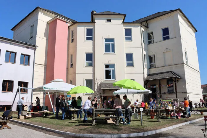 Es gibt auch die Möglichkeit von Montag bis Freitag von 8-16 Uhr die Kunstwerke im Campus:Inklusiv Sparkassenstraße 1 in Feldkirchen noch anzusehen, bzw. zu kaufen.