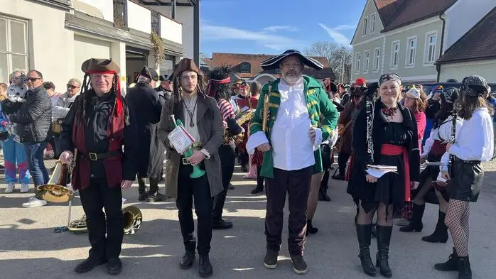 Angeführt wurde der Umzug von den Piraten und Piratinnen der Marktmusikkapelle Kaindorf