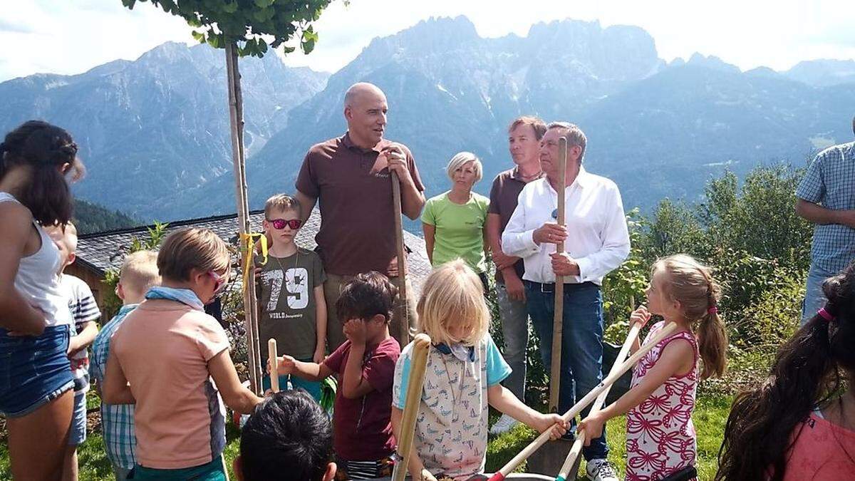 Schlagerstar Roland Kaiser pflanzte gemeinsam mit Kindern einen Gingko-Baum im Therapiegarten des Ederhofs