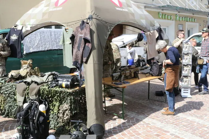 Auch bestand die Möglichkeit, Fahrzeuge und Ausrüstung des Heeres zu besichtigen. 