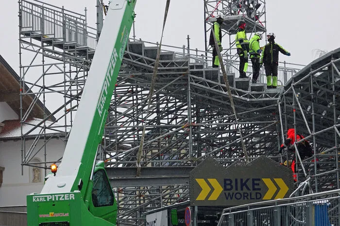 Hier zum Beispiel an der Tribüne