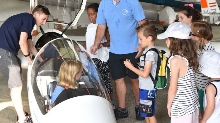 Einer der Programmpunkte des Weizer Ferienprogramms war auch ein Besuch am Flugplatz Weiz-Unterfladnitz.