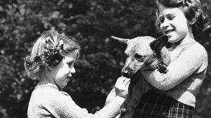Königin Elizabeth im Jahre 1936 mit ihrer Schwester Margaret und einem Pembrokeshire Corgi  - die Liebe zu der Hunderasse sollte ihr ganzes Leben lang bestehen bleiben