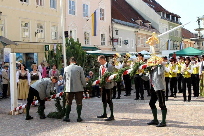 Einem uralten Brauch zufolge wird das Marktzeichen 14 Tage vor Beginn des Wiesenmarktes am Hauptplatz aufgestellt. 