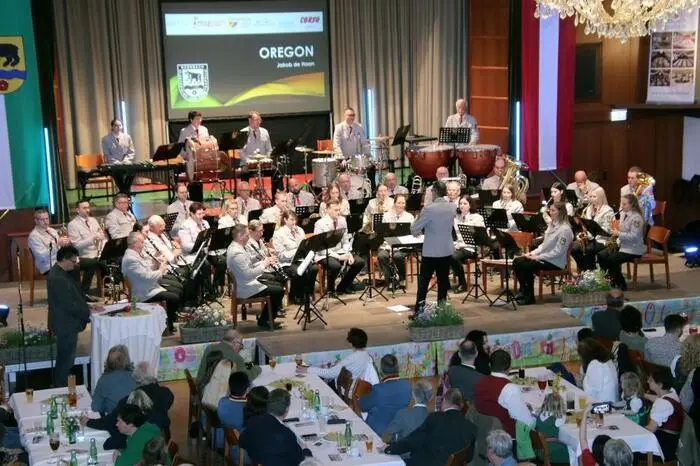 ... kamen die Besucher im voll besetzten Volkshaus auf ihre Rechnung.