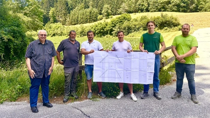 Bürgermeister Patrick Skubel (Dritter von rechts) mit Vertretern der bauausführenden Firma Steiner Bau und der Agrartechnik des Landes Kärnten