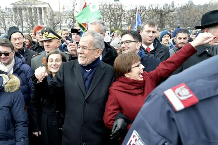 Hunderte Schaulustige kamen, um den neuen Präsidenten zu sehen.