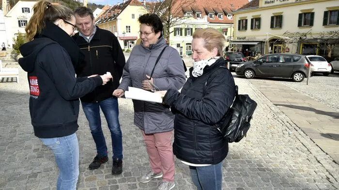Im Rahmen der #spürdenfrühling-Reihe verteilte die Kleine Zeitung am Hartberger Hauptplatz blumige Frühlingsgrüße.