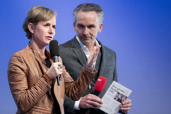 „Gesunde Pflanze, gesunder Mensch, das ist mein Grundsatz! Und die Basis schafft nun einmal ein gesunder Boden, in dem unser Gemüse &amp; Co. wurzelt. Darum war mir im Entstehungsprozess dieses Buches wichtig, praxisnah zu beschreiben, wie richtiger Humusaufbau im Garten gelingt“, erklärte die Autorin dem Moderator des Abends, Gernot Rath.