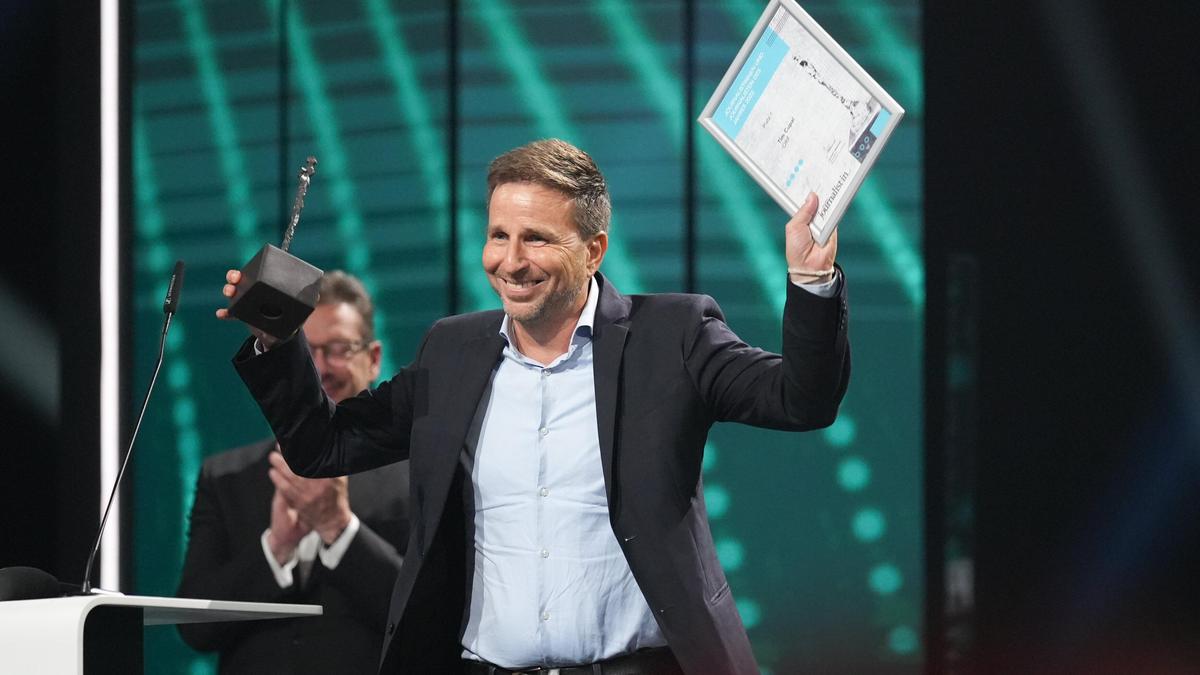 Tim Cupal nahm den Preis als „Journalist des Jahres“ entgegen. Seine Vorgänger waren Paul Krisai, Florian Klenk und Armin Wolf 