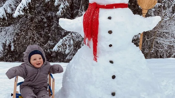 Maximilian Weiß aus Kinsdorf (Gemeinde Gnas) hat eine rießen Freude mit seinem ersten Schneemann, der von Mama gebaut wurde. Leserreporterin Romana Weiß freut sich mit ihrem Sohn - und hat uns dieses entzückende Foto zugeschickt.