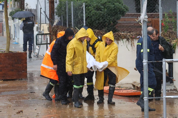 Auf der Insel Kreta wurde am Samstag ein 50 Jahre alter Mann im Auto bei schwerem Regen von den Wassermassen mitgerissen und kam ums Leben. Eine Frau werde vermisst, berichtete der Staatssender ERT. 