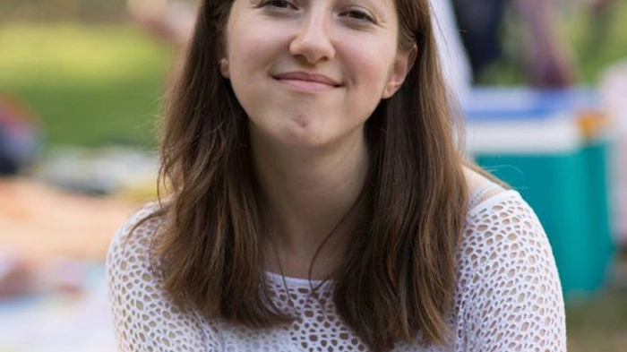 Personifizierte (Torten-)Figuren aus ofenhärtender, nicht essbarer Modelliermasse sind die Spezialität der Quereinsteigerin Anna Karp. Begonnen hat ihre Leidenschaft dafür 2013, als sie für eine Kollegin einen Engel modellierte. Ein Jahr später entstand das Label Cake Toppery. Für Karps Kunden werden die Figuren zu Begleitern an besonderen Tagen.