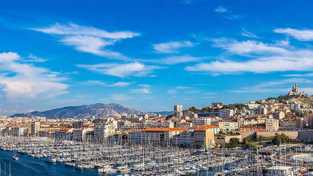 Der Jachthafen von Marseilleliegt gut geschützt in einer ausladenden Bucht