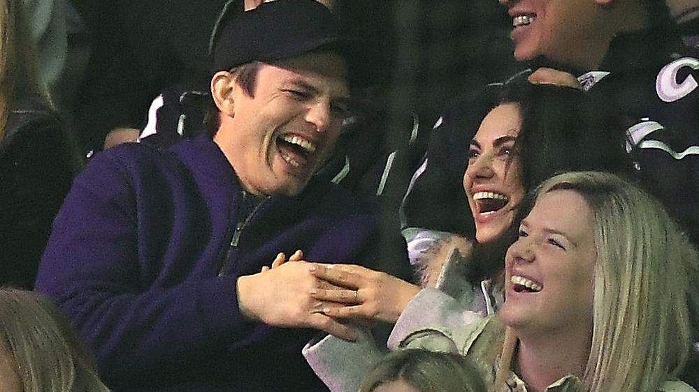 Viel Spaß haben Ashton Kutcher und Mila Kunis bei einem Eishockey-Spiel in Los Angeles 
