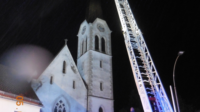 Am Samstagabend um 22.18 Uhr alarmierte die Bezirksfunkleitstelle Florian Leoben die Freiwilligen Feuerwehren Leoben-Stadt und Leoben-Göß über einen Brand in der Salzlände.