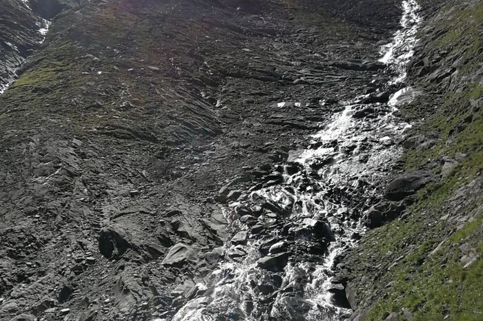 Die Gerölllawine war riesig und verschüttete den Weg bis zu vier Meter hoch.
