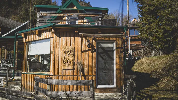 2017 hat sich die Unternehmens- und Lebensberaterin Cornelia Scala-Hausmann in Pulst, Gemeinde Liebenfels, ein kleines Haus mit rund 35 Quadratmeter Wohnfläche gekauft.