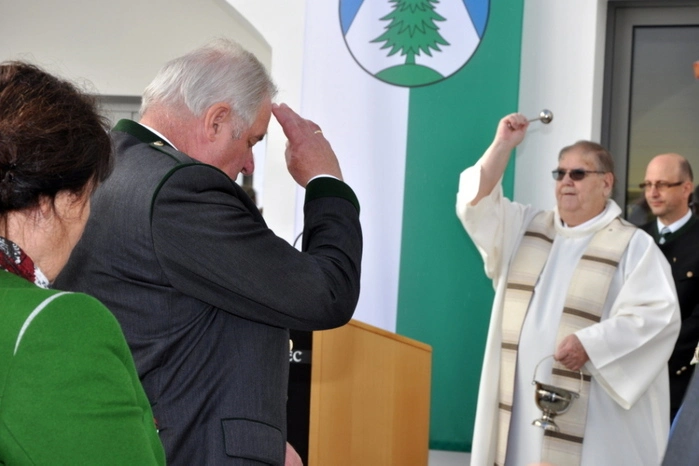 Pater Max Vollmann segnete das Gemeindezentrum. Daniel Schellenberg, evangelischer Lektor von Murau und Lungau, bedankte sich für die Möglichkeit, einmal pro Monat im neuen Haus Messen zu feiern.