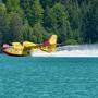 Große italienische Löschflugzeuge haben  Wasser aus dem Weißensee im Bezirk Spittal geholt 