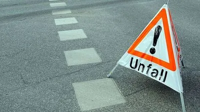Bei dem Unfall wurde ein betagtes Ehepaar verletzt. Am Auto entstand Totalschaden.