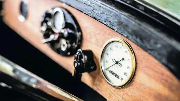 Einsamer Tachometer als einzige Anzeige für den Chauffeur