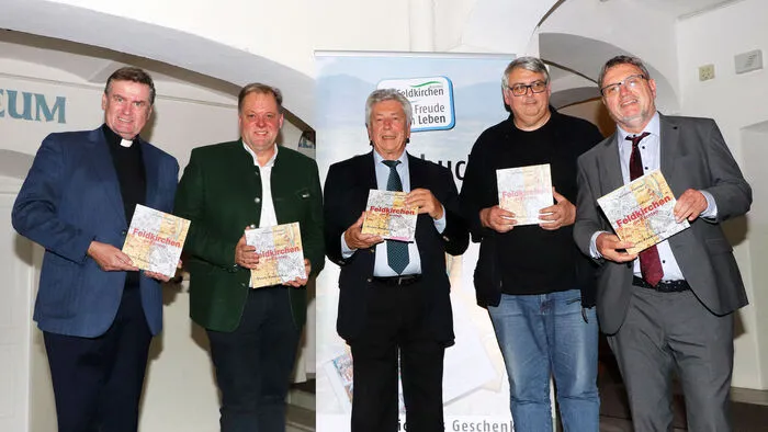 Es freuten sich sehr über das 3. Feldkirchner Stadtbuch von Links:Dechant und Stiftspfarrer Erich Aichholzer, Bürgermeister Martin Treffner, der Autor Wolfgang Putzinger, Stadtpfarrer Bruder Wolfgang Gracher und 1.Vize-Bgm. und Stadtrat Karl Lang.