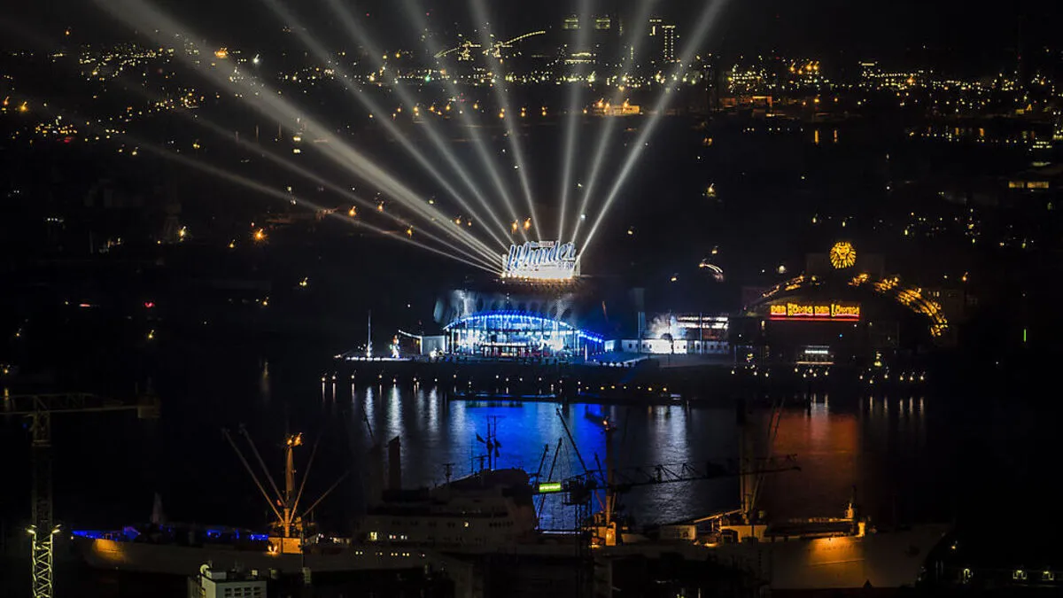 Zwei Musical-Bühnen direkt an der Elbe im Hamburger Hafen 
