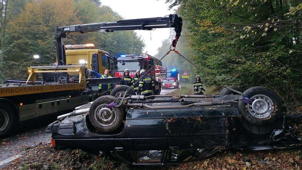 Ein 80-jähriger Lenker und vier Insassen wurden bei dem Überschlag verletzt