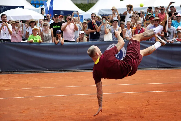 Nach einem Fußball über das Tennisnetz, mussten die Sportler auch noch mit einem Tennisball per Fuß ihre Künste zeigen. Einmal versuchte Arnautovic gar zum Gaudium der Zuseher einen Fallrückzieher zu fabrizieren.