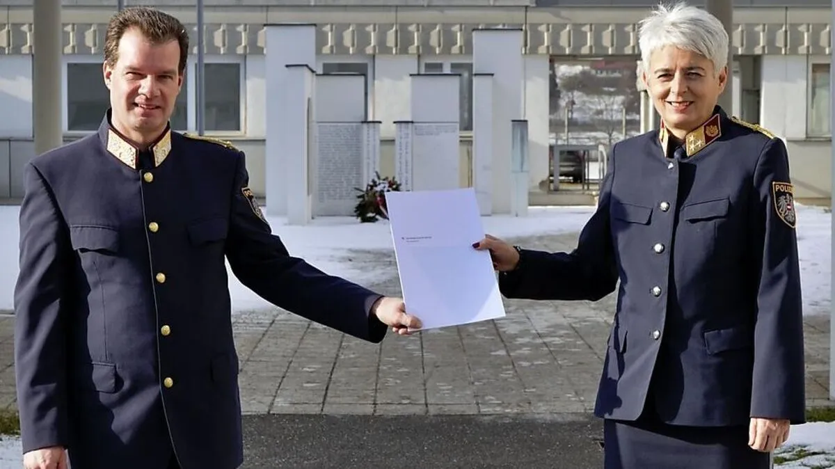 Dekretübergabe: Landespolizeidirektor Gerald Ortner und Oberst Brigitte Schlemmer