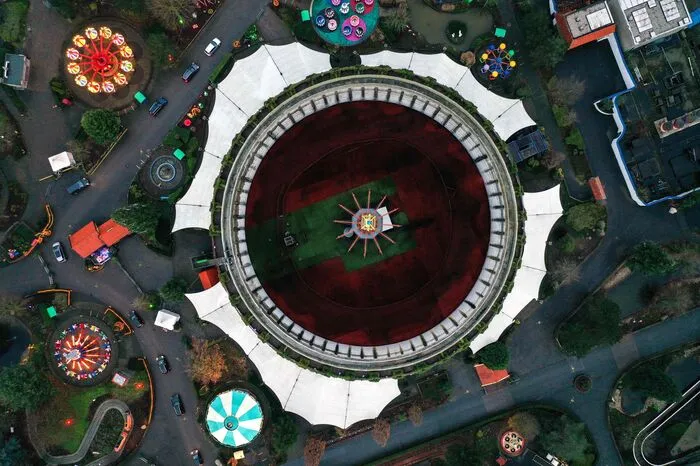 Im Freizeitzentrum Wunderland im deutschen Kalkar wurde ein coronagerechter "Drive-In"-Weihnachtsmarkt eröffnet.