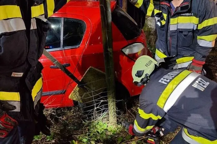 Ein Pkw war auf der B72 auf Höhe des Kreisverkehrs Büchl von der Straße abgekommen und landete im Straßengraben.