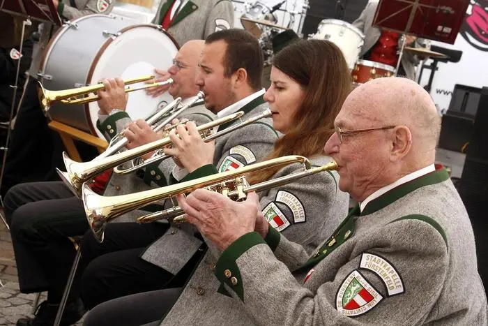 Im geräumigen und geschmückten Festzelt erwartete die Gäste ein abwechslungsreiches Live-Musikprogramm der Kultband Skylight.
