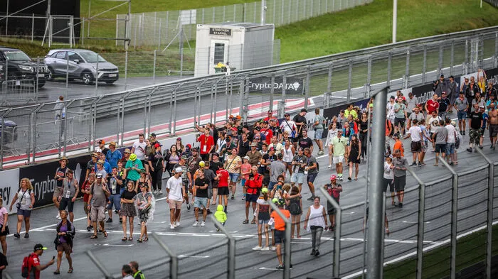 Der traditionelle Pit-Lane-Walk am Donnerstag zog im Rahmen des GP-Wochenendes wieder zahlreiche Fans in Spielberg an.