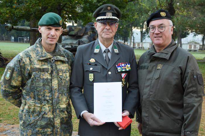 Vizeleutnant in Ruhe Josef Gaber (m.) mit dem Straßer Kasernenkommandant Oberstleutnant Georg Pilz (l.) und dem Militärkommandanten der Steiermark, Brigadier Heinz Zöllner (r.)