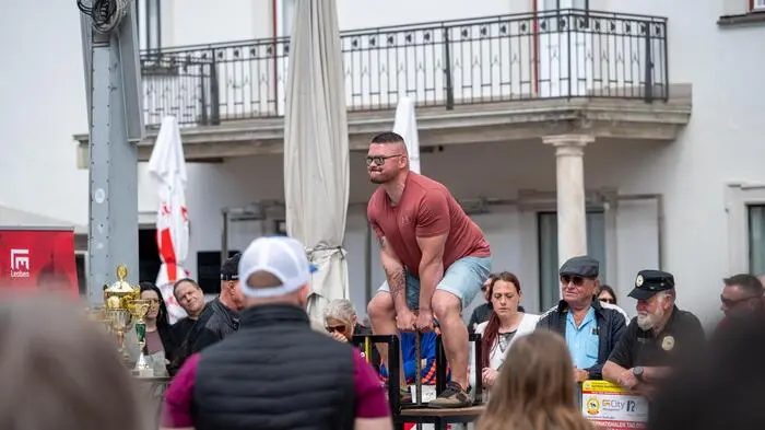 Bereits zum 24. Mal fand am Hauptplatz in Leoben die Kraftsportveranstaltung statt, organisiert von Helmut „Dino“ Martinovic. Auch dieses Jahr bewiesen wieder tolle und motivierte Teilnehmerinnen und Teilnehmer ihre Stärke
