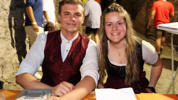 Am Foto von Links: Obmann Maximilian Götzhaber und Leiterin Carmen Gössinger freuten sich über eine erfolgreiches Burgfest!