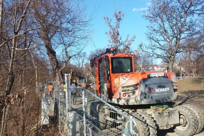 ...als erstes werden rund 230 Bäume gefällt, was von der Initiative "Hände weg vom Augarten" massiv kritisiert wird.