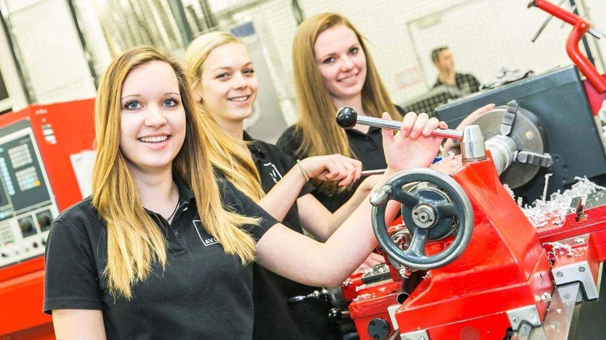 Lisa Mautner (Lehre Maschinenbautechnik, rechts), Maria Artner (Lehre Elektrotechnik, Mitte) und Anna Stefanie Paier (Lehre Maschinenbautechnik, links) absolvieren bei AVL eine Ausbildung in einem technischen Beruf