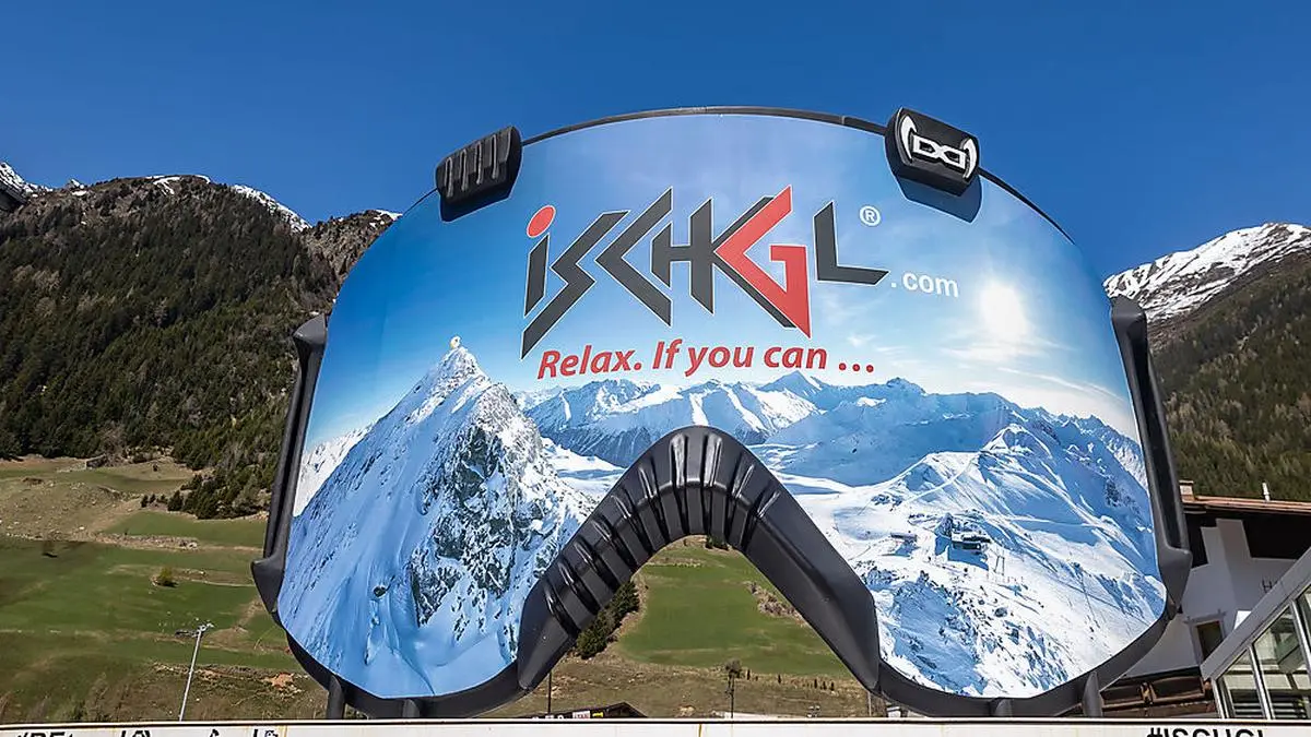 ABD0136_20200423 - ISCHGL - ÖSTERREICH: ZU APA0272 VOM 23.4.2020 - Seit Mitternacht gehört die Quarantäne, die über das Tiroler Paznauntal sowie über die Gemeinden St. Anton am Arlberg und Sölden verhängt worden war, der Vergangenheit an. Im Bild: Eine überdimensionale Skibrille aufgenommen am Donnerstag, 23. April 2020, in Ischgl. - FOTO: APA/EXPA/JOHANN GRODER