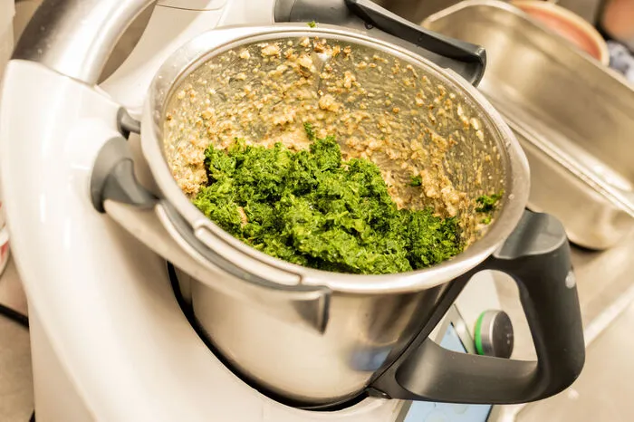 Sauerteigschwarzbrotwürfel, Eier, Milch, ½ TL Salz und 1 Prise Pfeffer zugeben und mithilfe eines Spatels mischen.