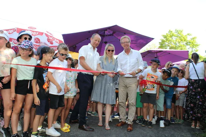 Bürgermeister Werner Höfler, Vizebürgermeister Klaus Strobl und Volksschuldirektorin Birgit Lancsak durchnitten das rote Band
