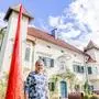 Eine Frau steht vor einem Schloss | Carolin Walker vor Schloss Ebenau, einem Zentrum zeitgenössischer Kunst