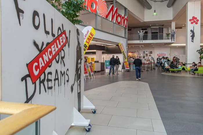 ... direkt neben dem Mediamarkt werden im Panorama-Geschoß 150 (bewusst unautorisierte und kopierte) Werke des Künstlers gezeigt ...
